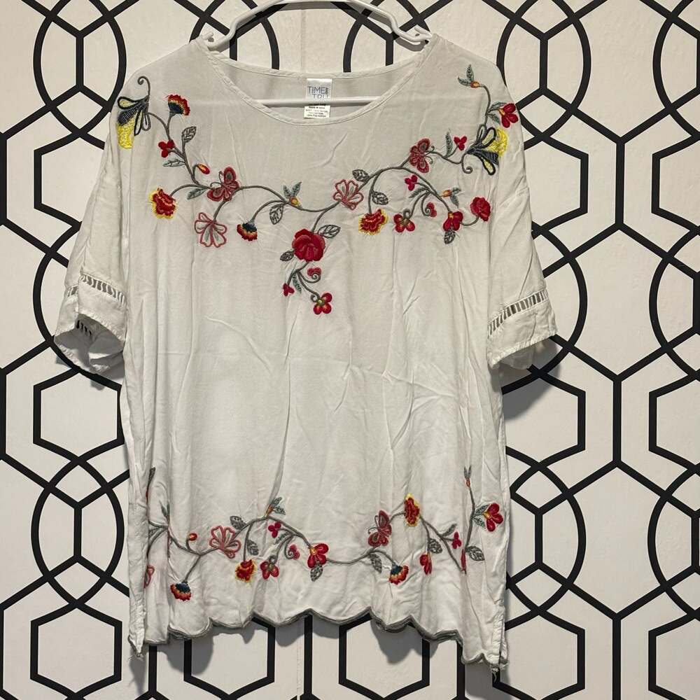Time and Tru Arctic White Floral Embroidered Scalloped Hem Blouse Size Medium